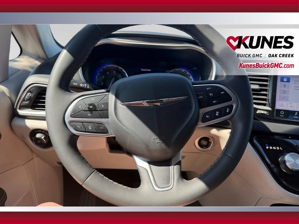 Used 2023 Chrysler Pacifica Touring-L FWD image 13