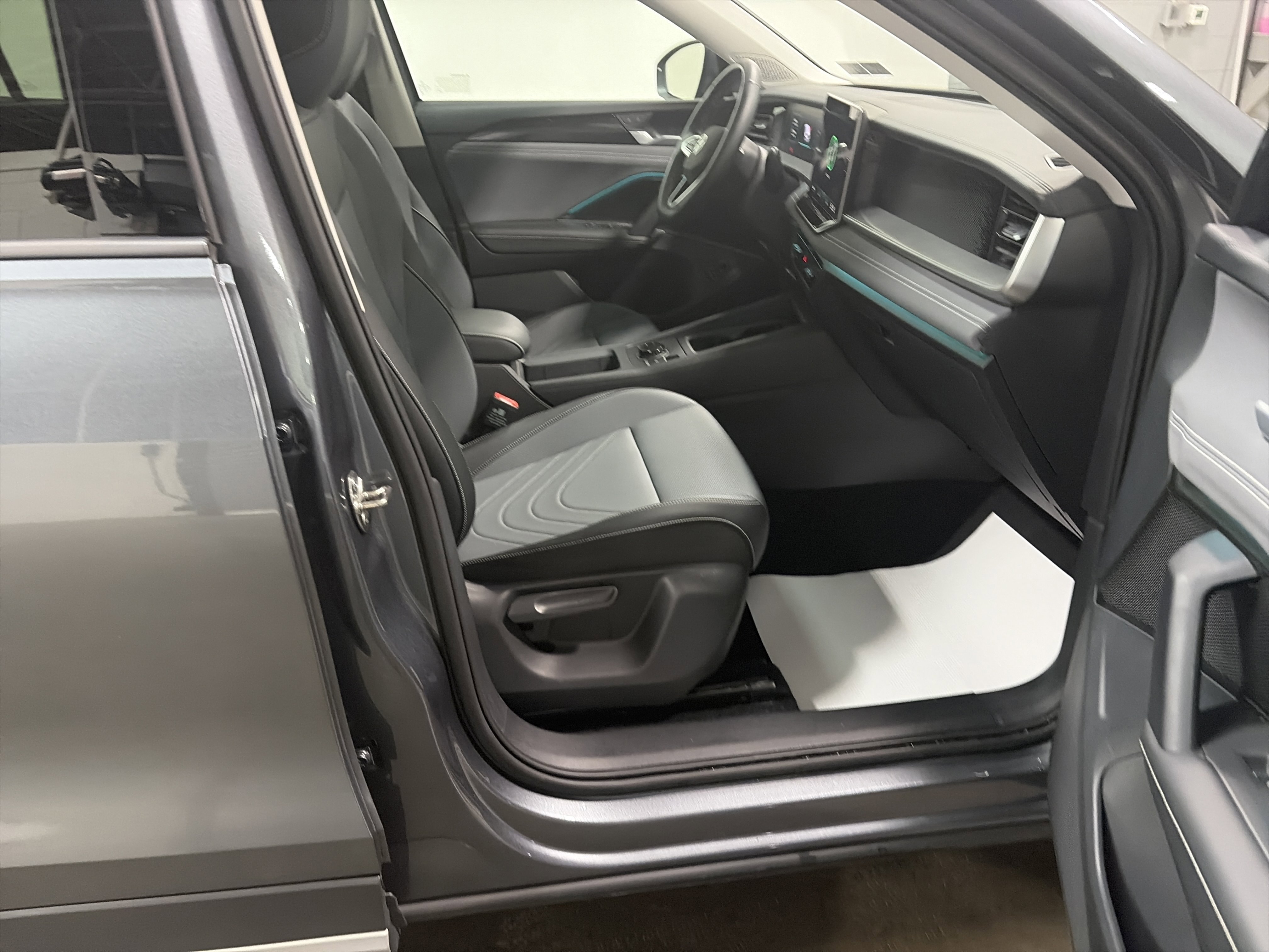 Certified 2025 Volkswagen Tiguan SE image 32