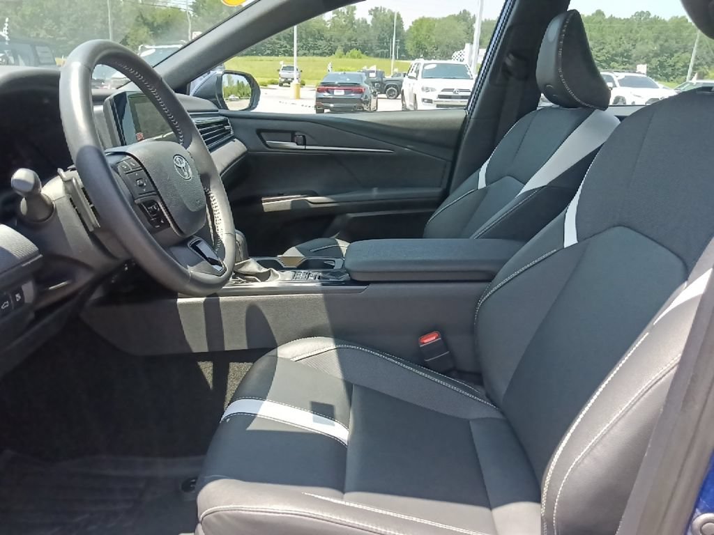 Used 2025 Toyota Camry SE w/ Convenience Package FWD image 15