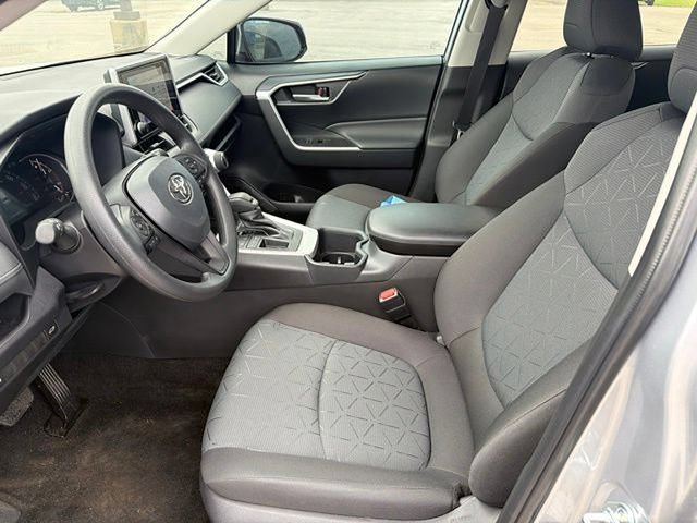 Used 2025 Toyota RAV4 XLE w/ Convenience Package FWD image 5