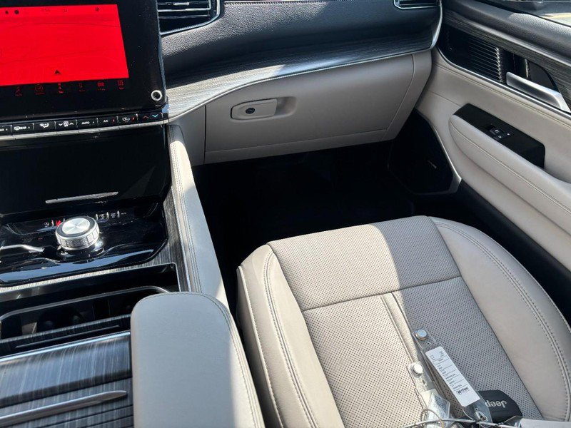Used 2023 Jeep Wagoneer Series II w/ Flexible Seating Group AWD/4WD image 19