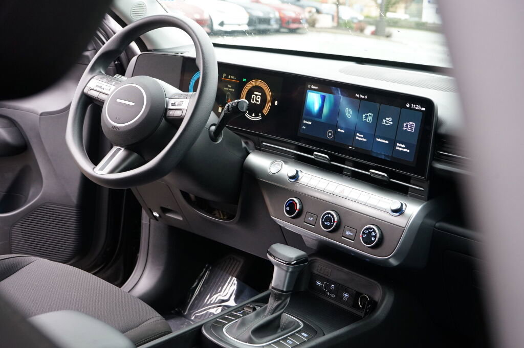 Used 2024 Hyundai Kona SE image 18