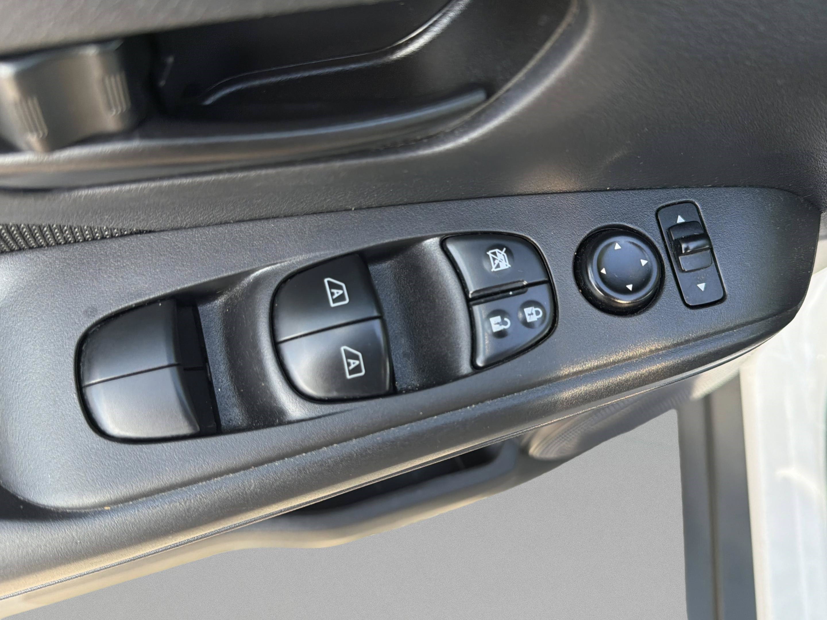 Used 2022 Nissan Kicks S FWD image 15