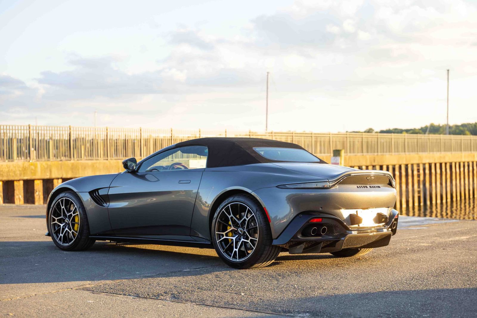 Used 2023 Aston Martin V8 Vantage Roadster RWD image 28
