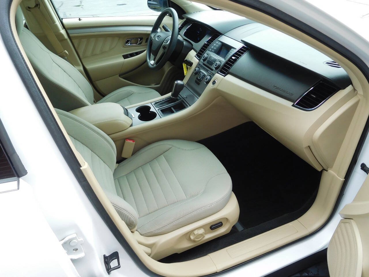 Used 2016 Ford Taurus SE FWD image 11