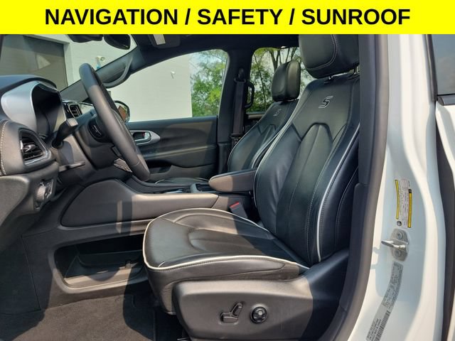 Used 2025 Chrysler Pacifica Limited FWD image 7