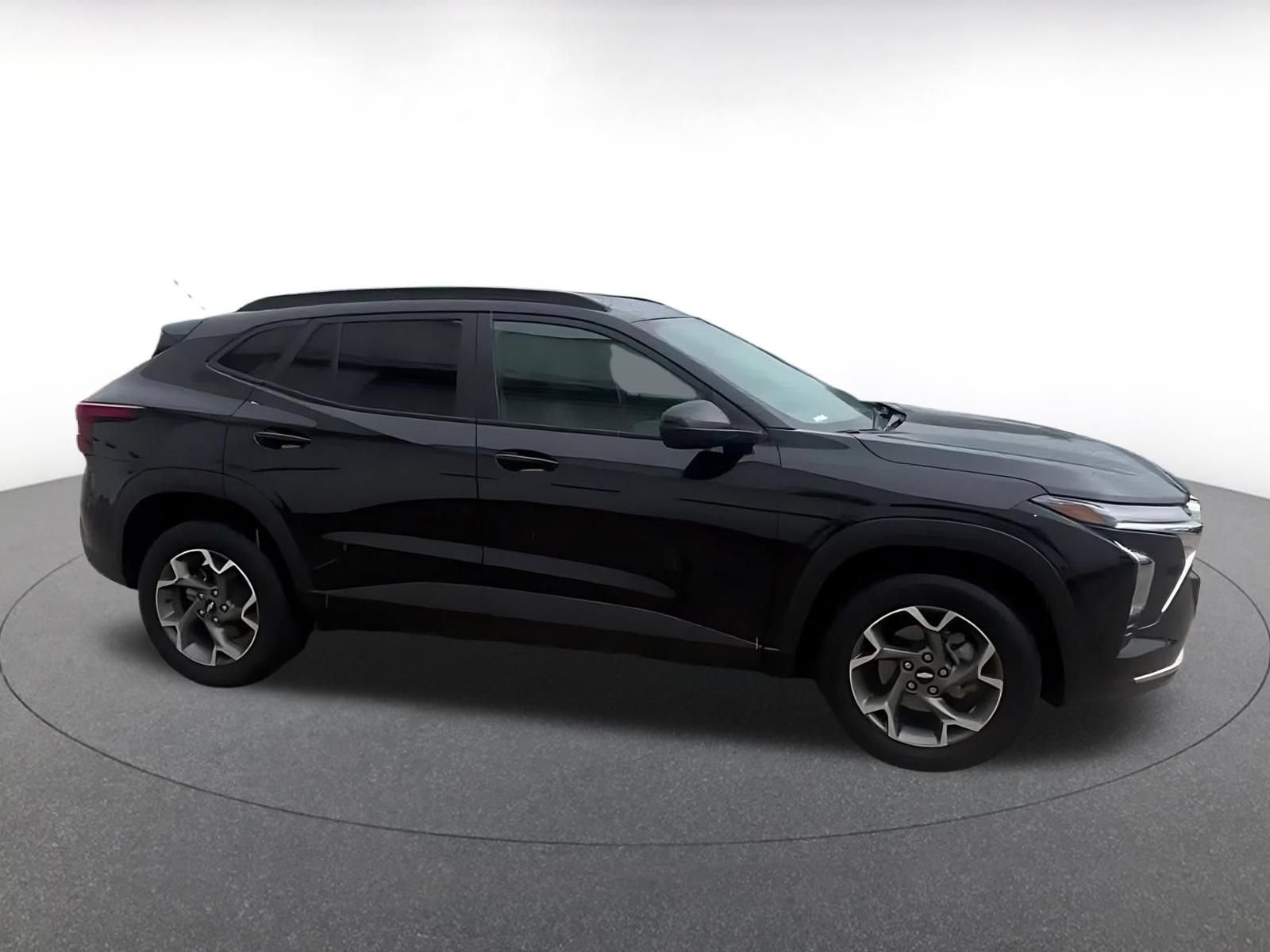 Used 2025 Chevrolet Trax LT FWD image 16