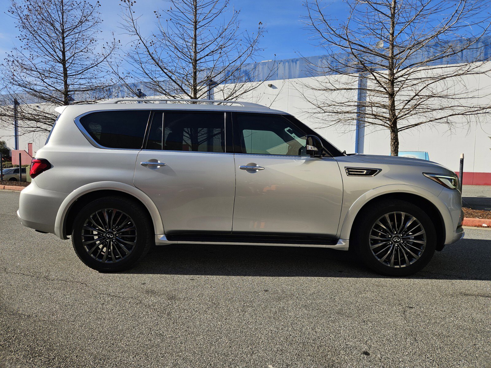 Used 2023 INFINITI QX80 Premium Select w/ All-Season Package image 7