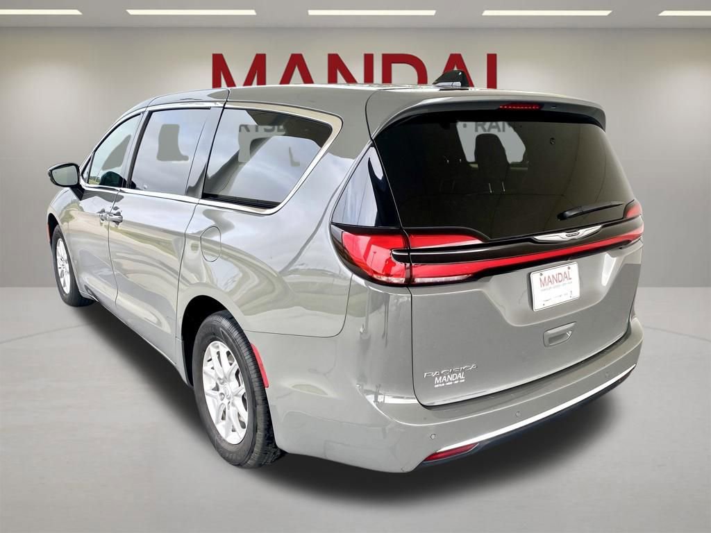 Used 2025 Chrysler Pacifica Select FWD image 8