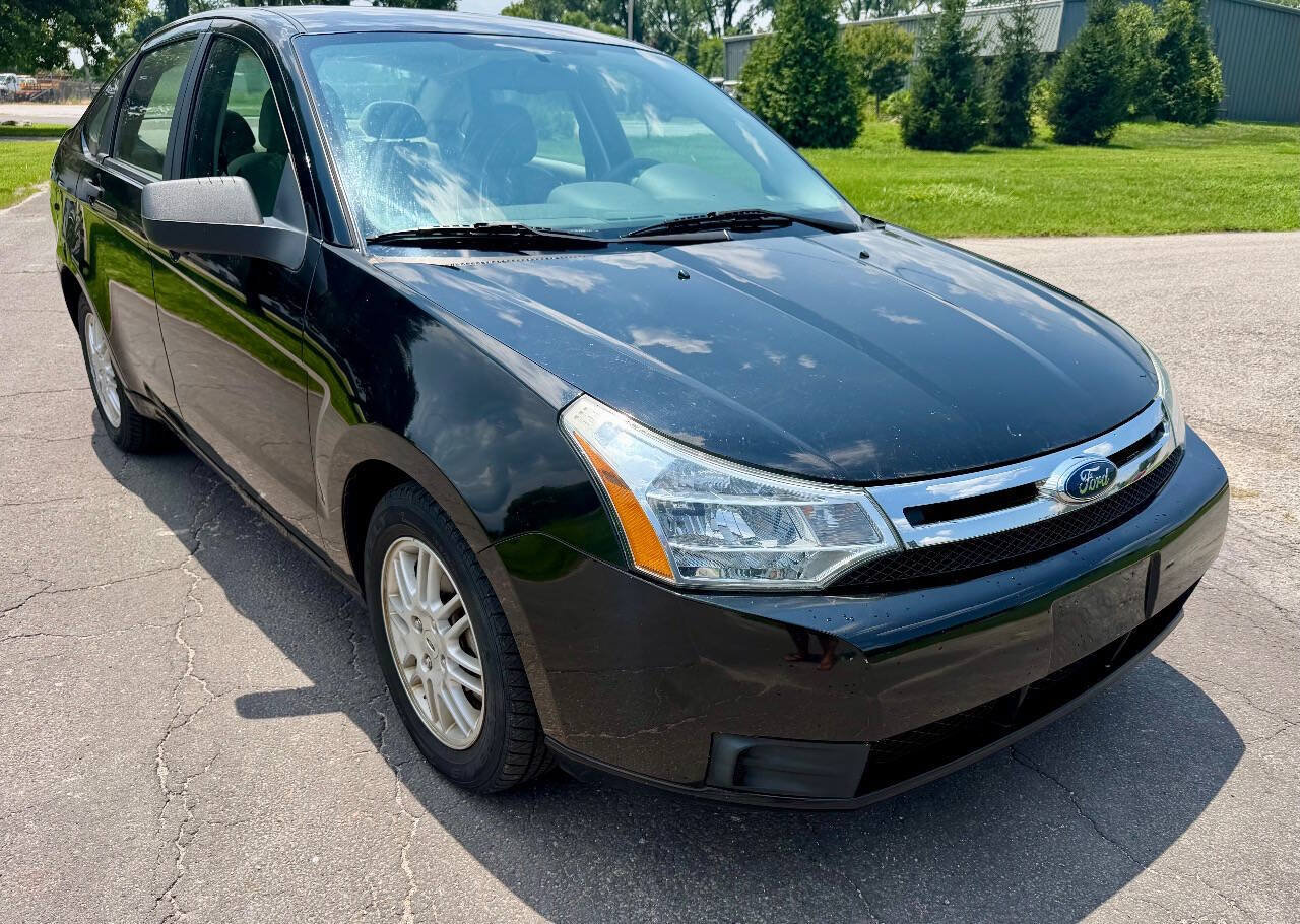 Used 2010 Ford Focus SE FWD image 4