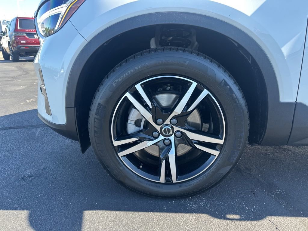 Used 2024 Volvo XC40 B5 Core image 17