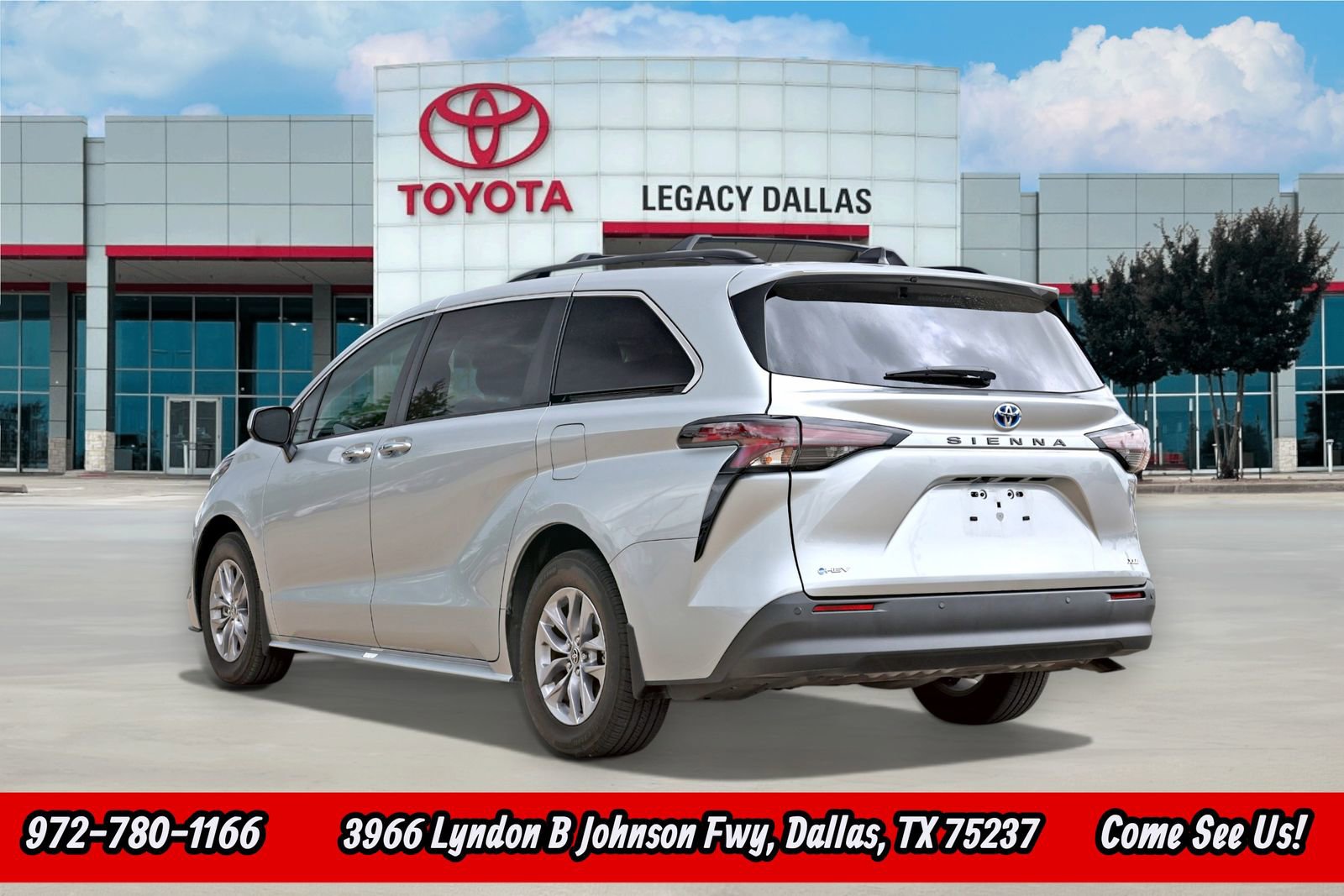 Used 2025 Toyota Sienna XLE image 8