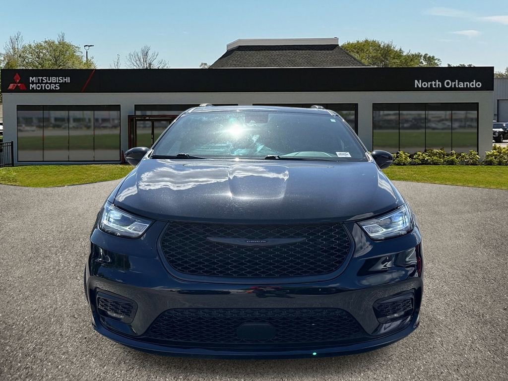 Used 2025 Chrysler Pacifica Limited FWD image 8