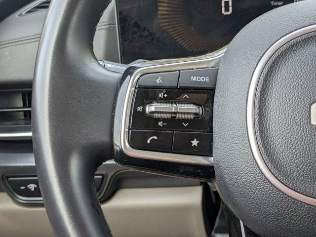 Used 2025 Kia Carnival FWD image 16