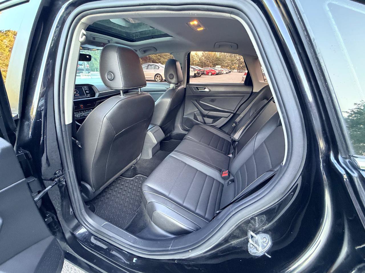 Used 2022 Volkswagen Jetta SE w/ Panoramic Sunroof Package FWD image 10