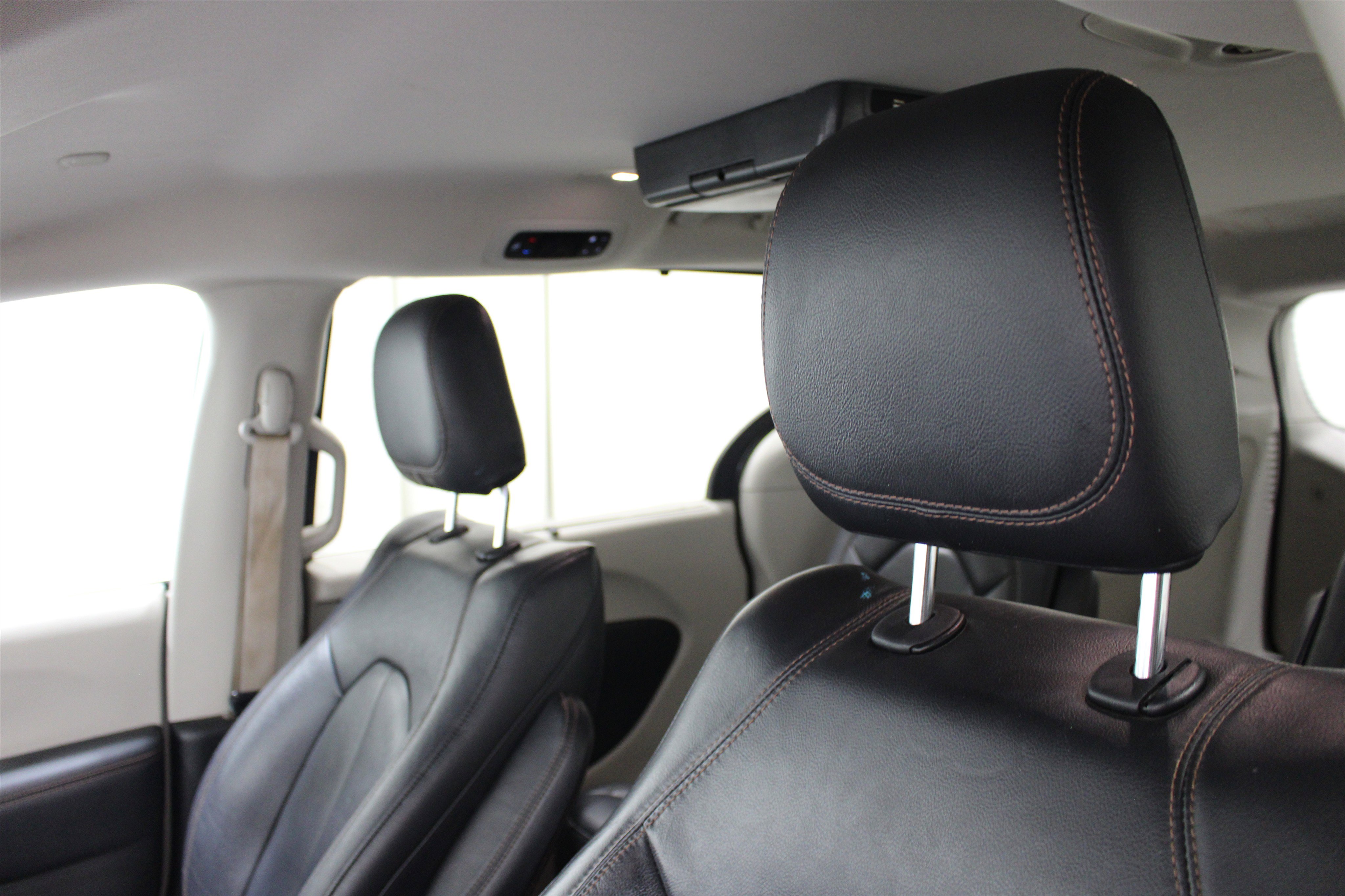 Used 2017 Chrysler Pacifica Touring-L FWD image 4