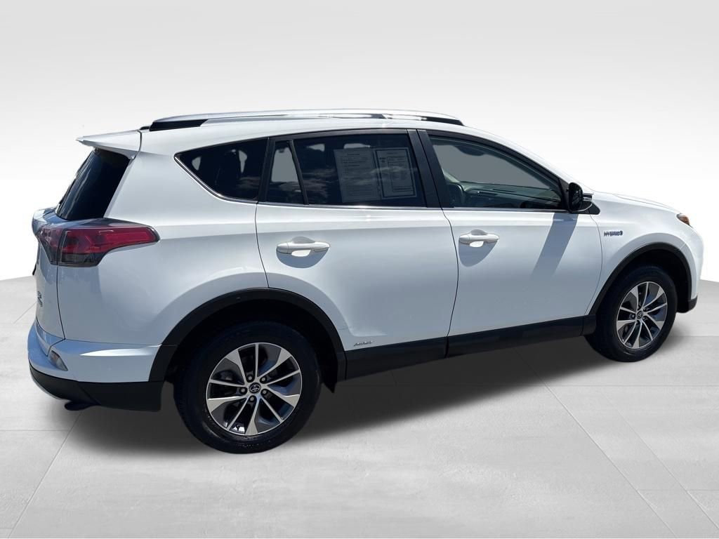Used 2018 Toyota RAV4 XLE AWD/4WD image 4