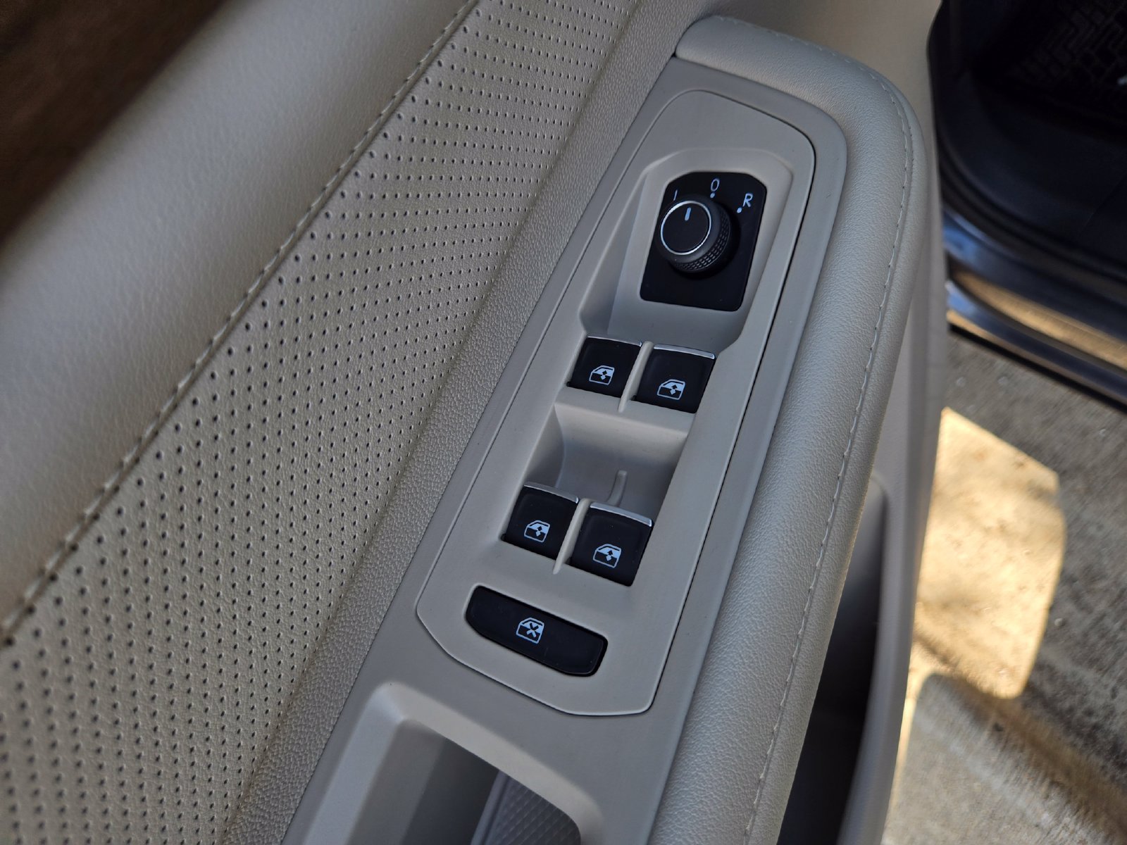 Used 2024 Volkswagen Atlas SE FWD image 32