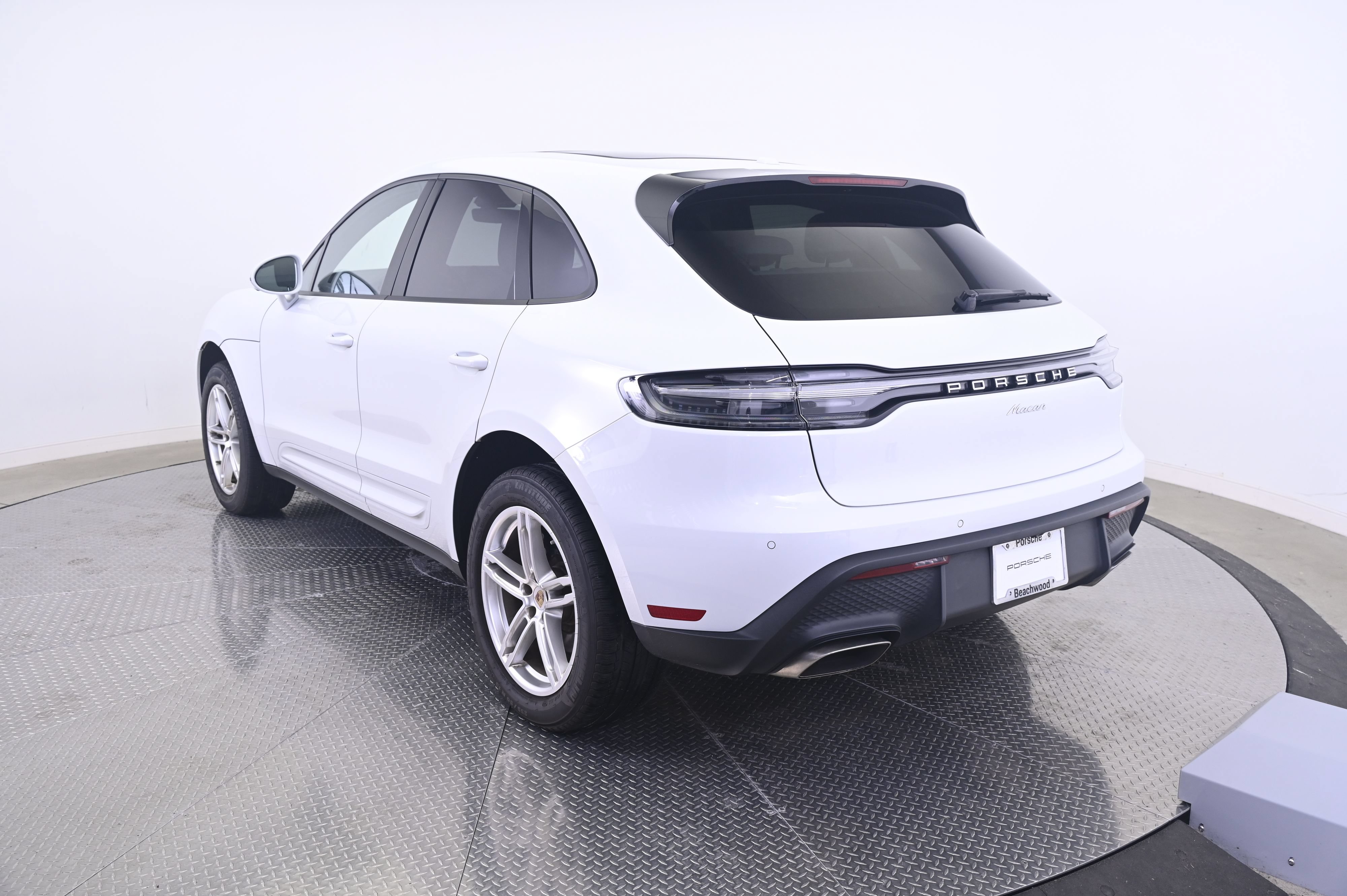 Certified 2023 Porsche Macan AWD/4WD image 3
