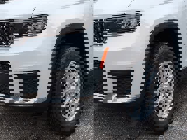 Used 2023 Jeep Grand Cherokee L Laredo image 11