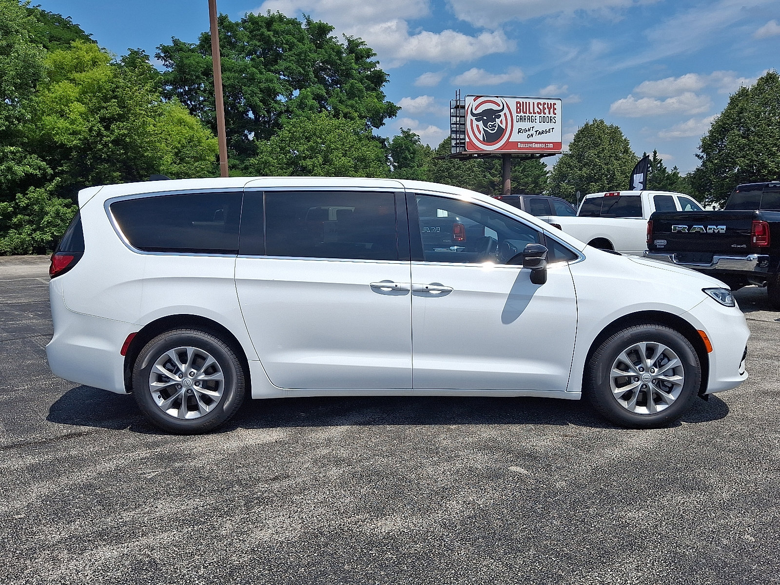 New 2025 Chrysler Pacifica Select image 9