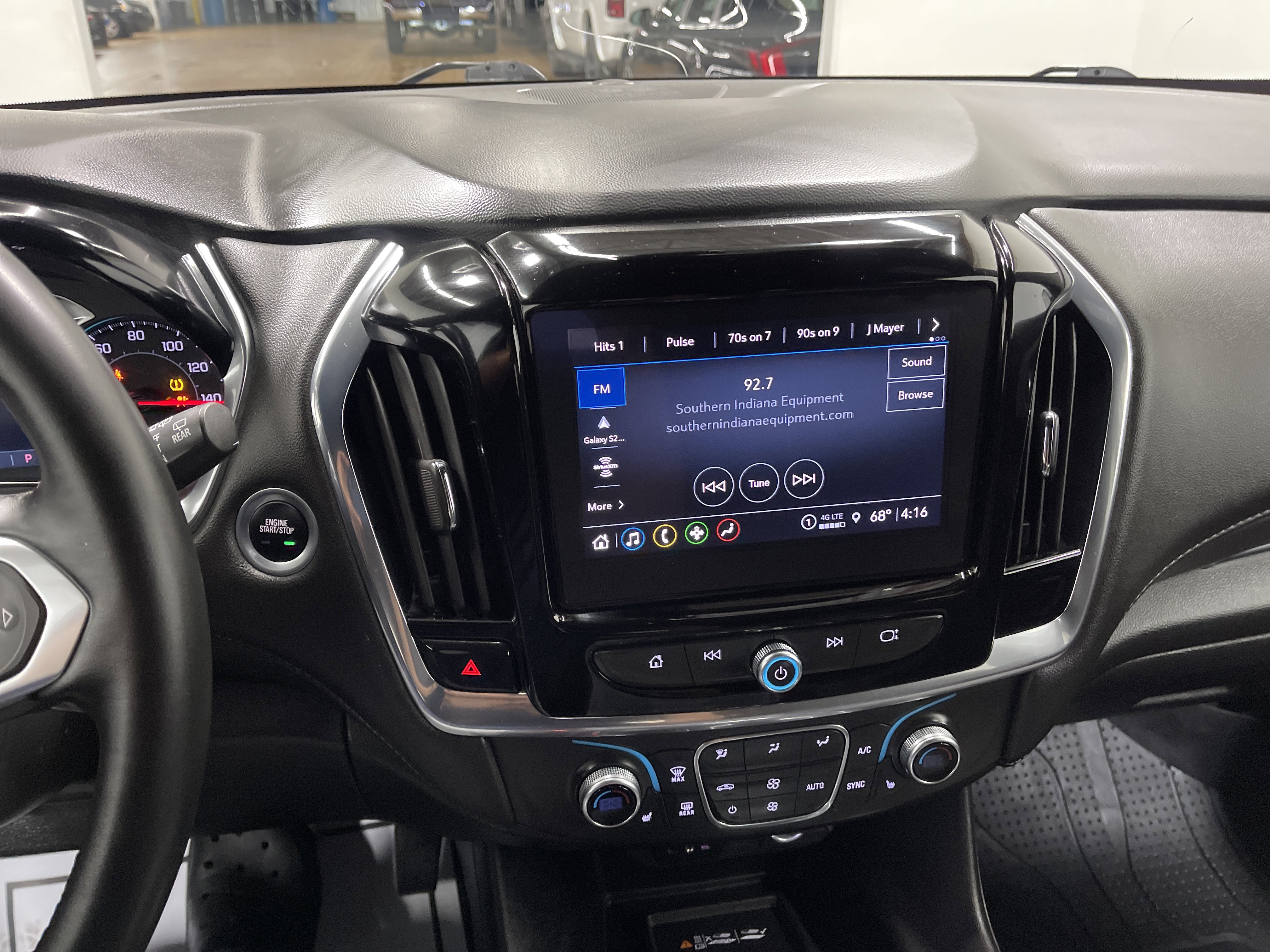 Used 2023 Chevrolet Traverse LT FWD image 29