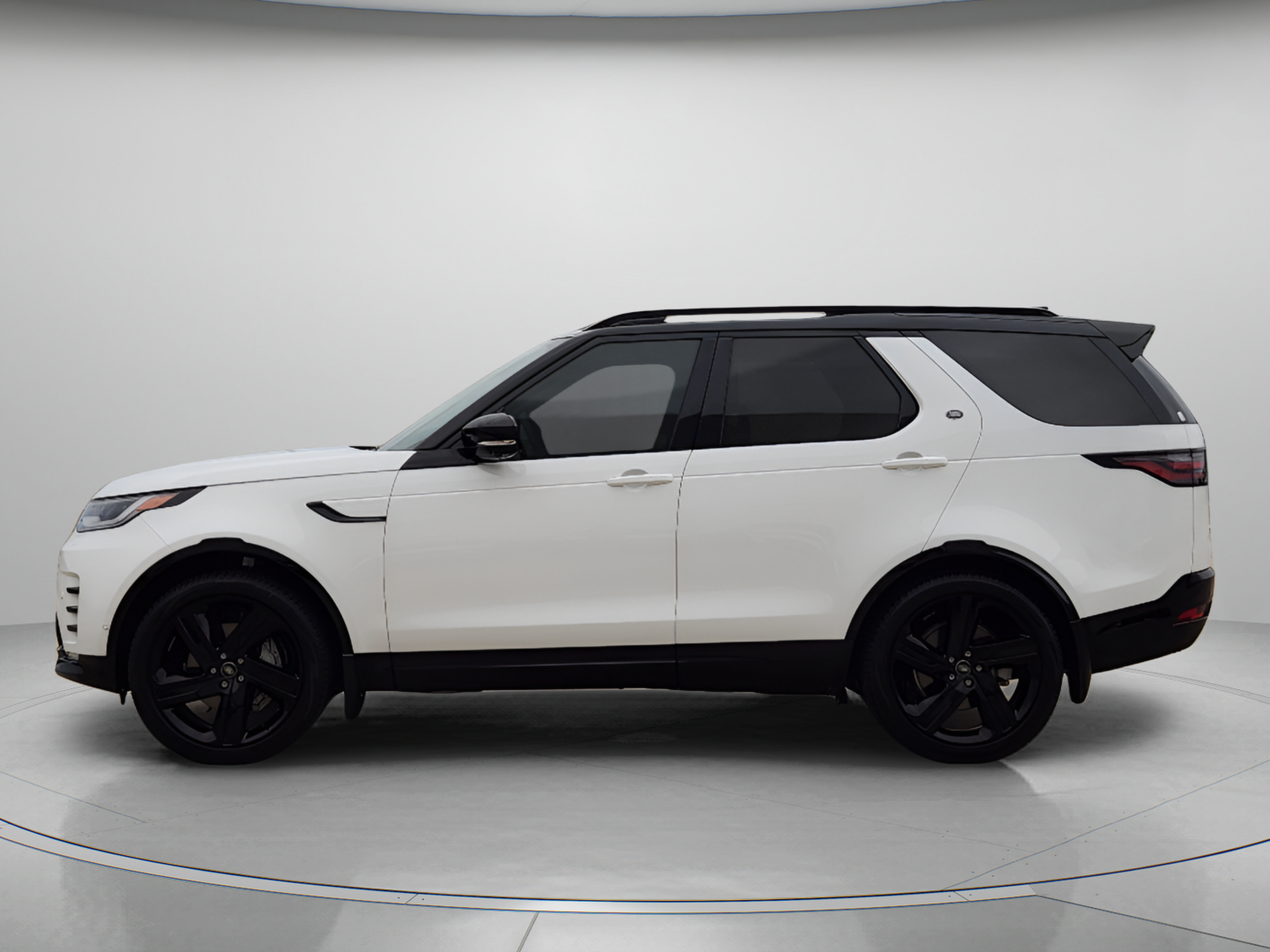 Certified 2025 Land Rover Discovery Dynamic SE AWD/4WD image 2