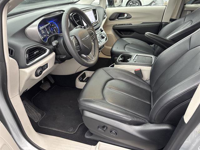 Used 2024 Chrysler Pacifica Touring-L image 11