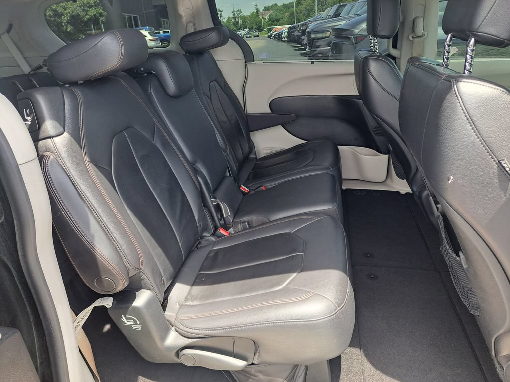Used 2017 Chrysler Pacifica Touring-L FWD image 28