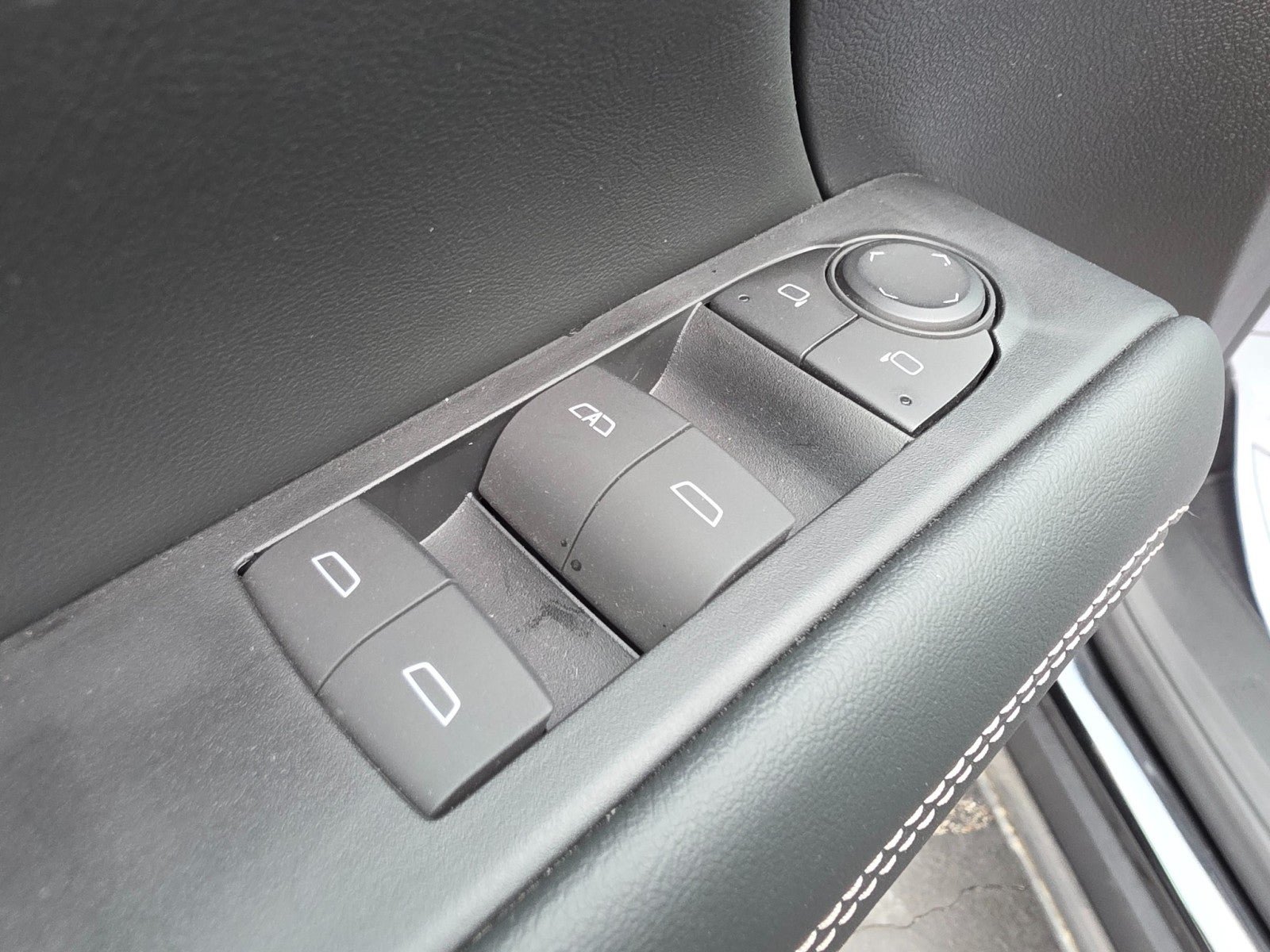 Used 2025 GMC Terrain Elevation w/ Technology Package II AWD/4WD image 31