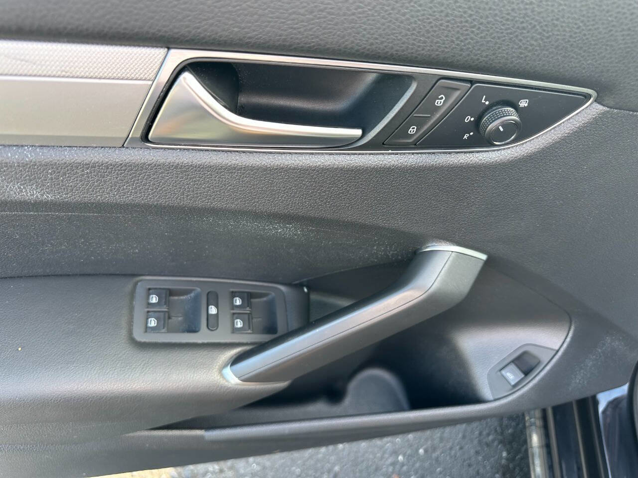 Used 2018 Volkswagen Passat 2.0T S image 16