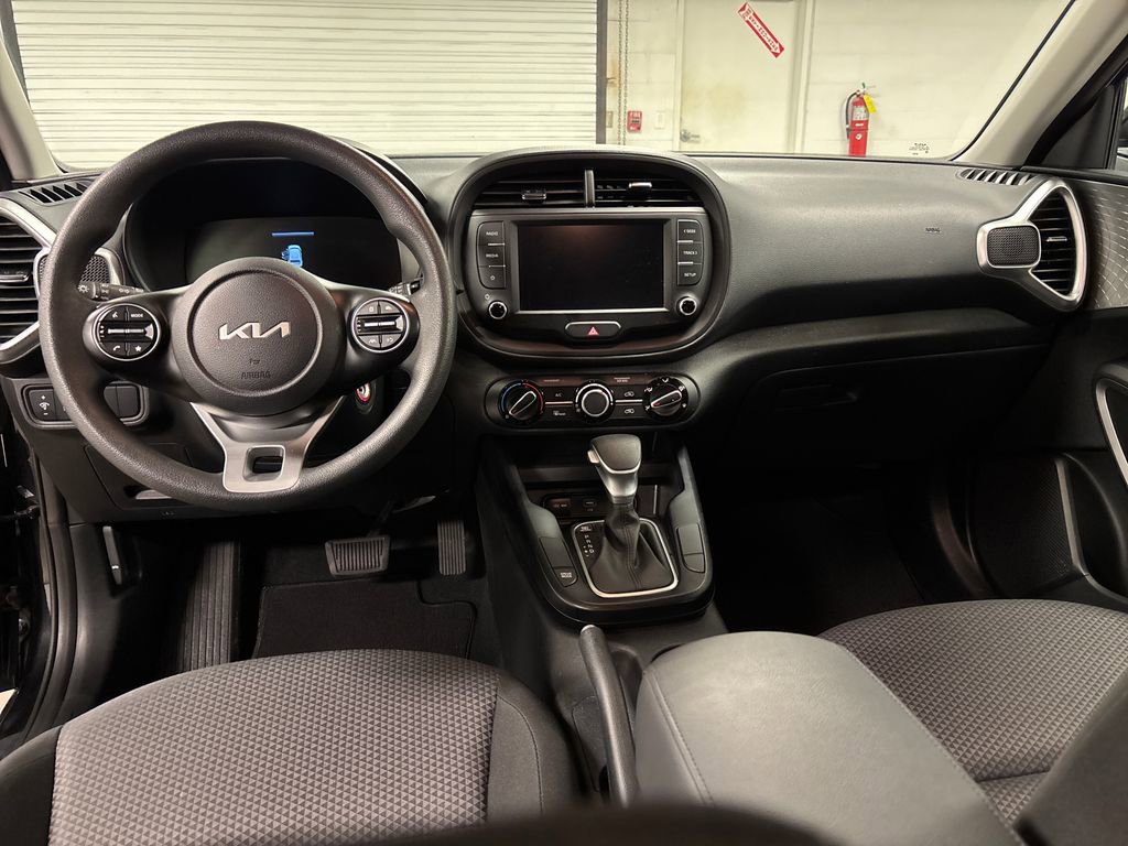 Used 2025 Kia Soul LX w/ LX Technology Package FWD image 26