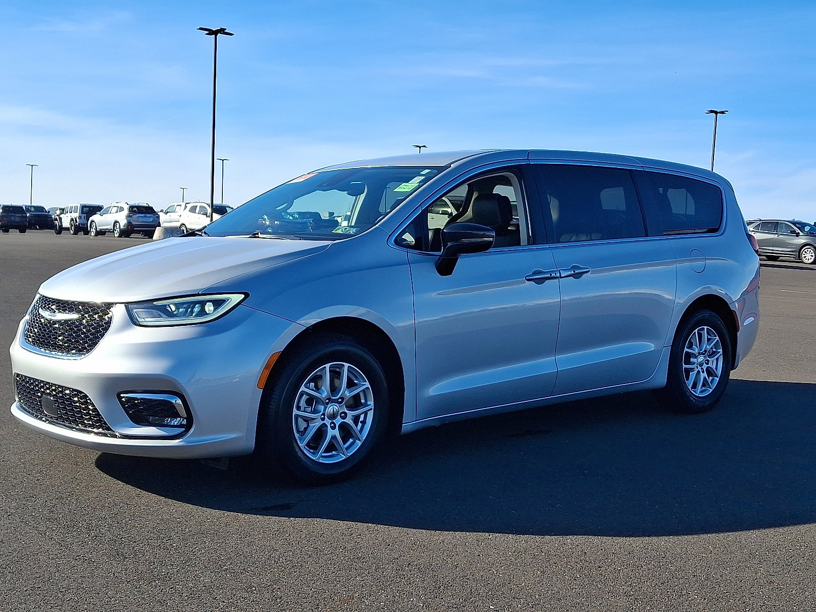 Used 2024 Chrysler Pacifica Touring-L FWD image 3