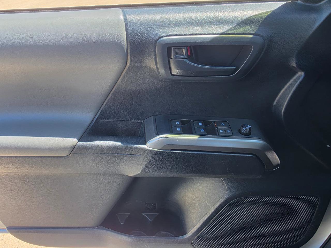 Used 2019 Toyota Tacoma SR5 AWD/4WD image 10