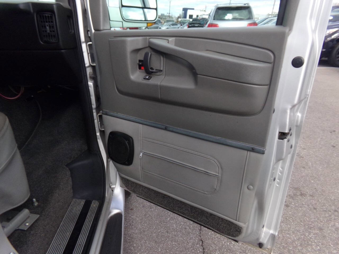 Used 2010 GMC Savana 1500 w/ Preferred Equipment Group image 33