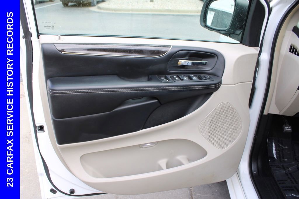 Used 2016 Chrysler Town & Country Touring-L image 19