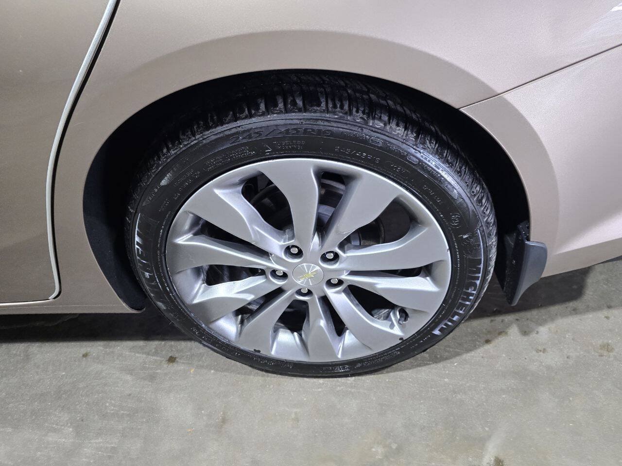 Used 2018 Chevrolet Malibu Premier w/ Premier Sun and Wheel Package FWD image 20