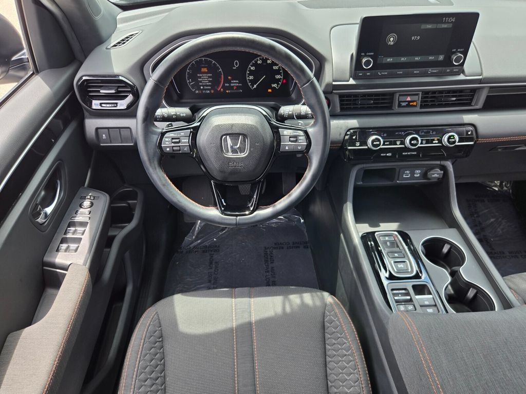 Used 2025 Honda Pilot Sport image 12