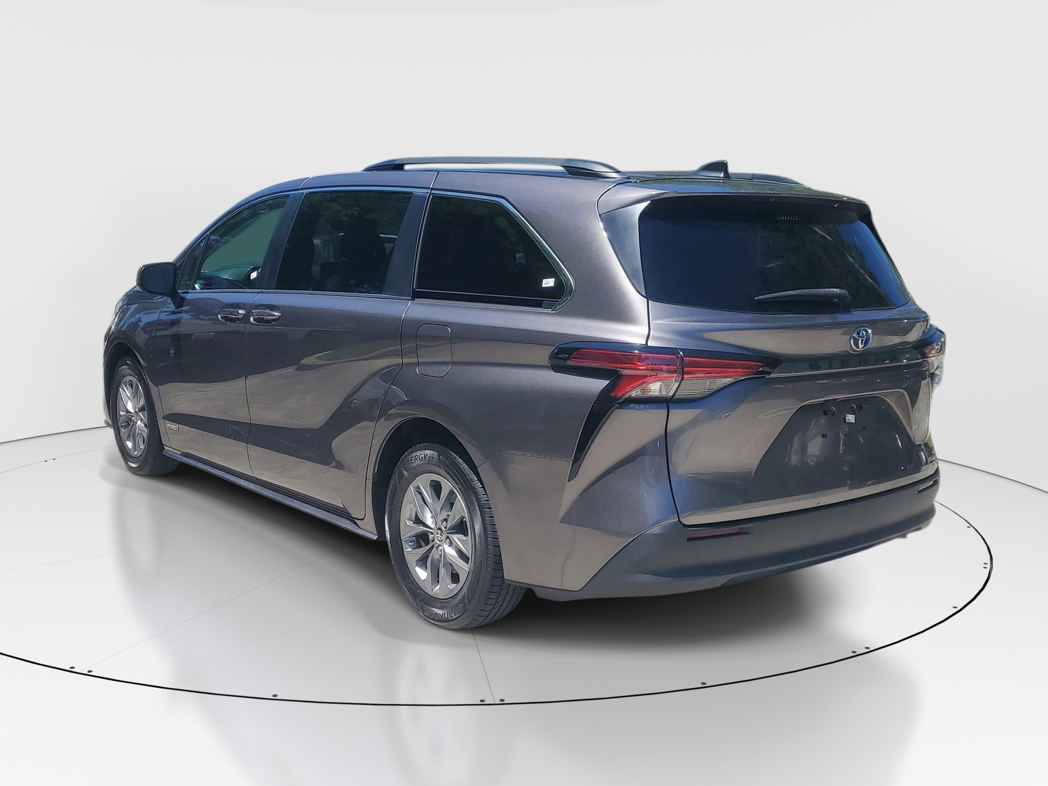 Used 2021 Toyota Sienna LE w/ LE Plus Package FWD image 5