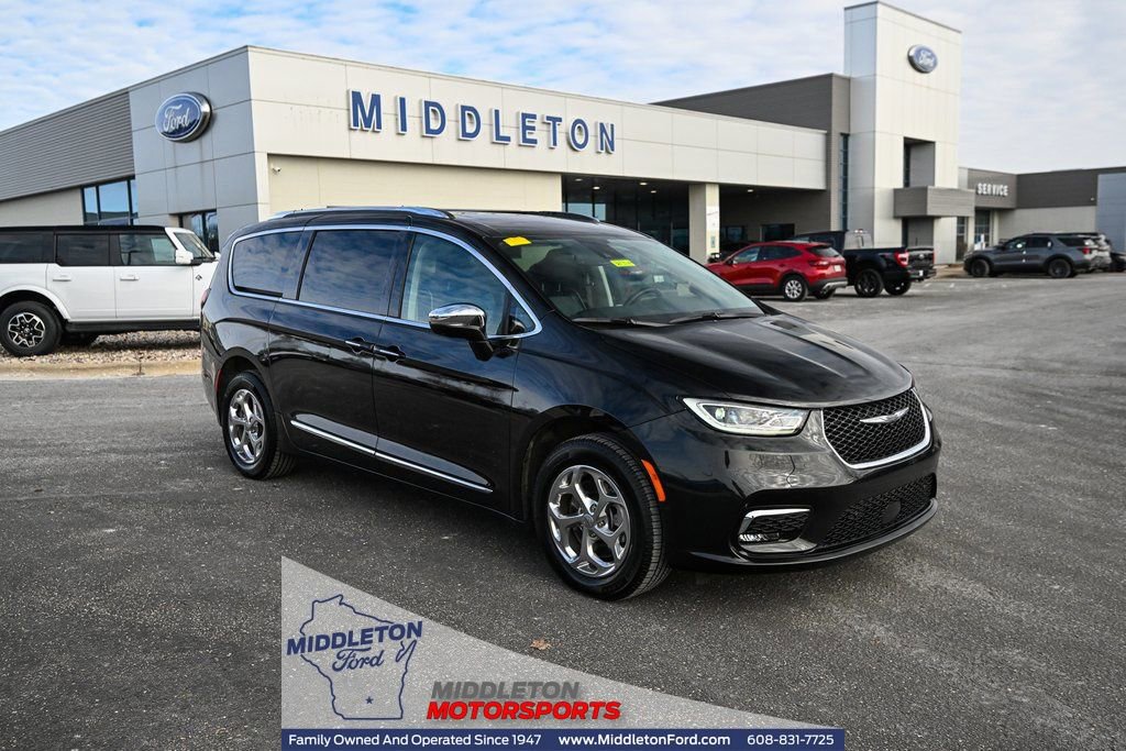 Used 2021 Chrysler Pacifica Limited w/ Uconnect Theater Family Group
