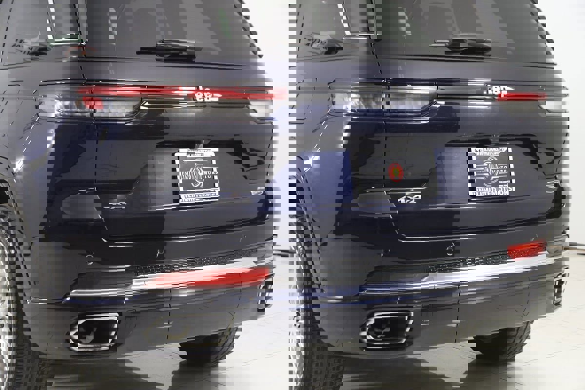 Used 2023 Jeep Grand Cherokee Summit w/ Luxury Tech Group V image 27