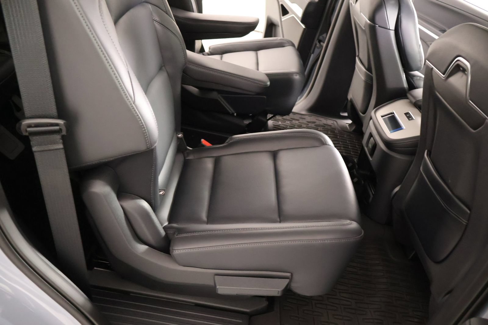 New 2025 Lincoln Navigator Reserve w/ Jet Appearance Package AWD/4WD image 16