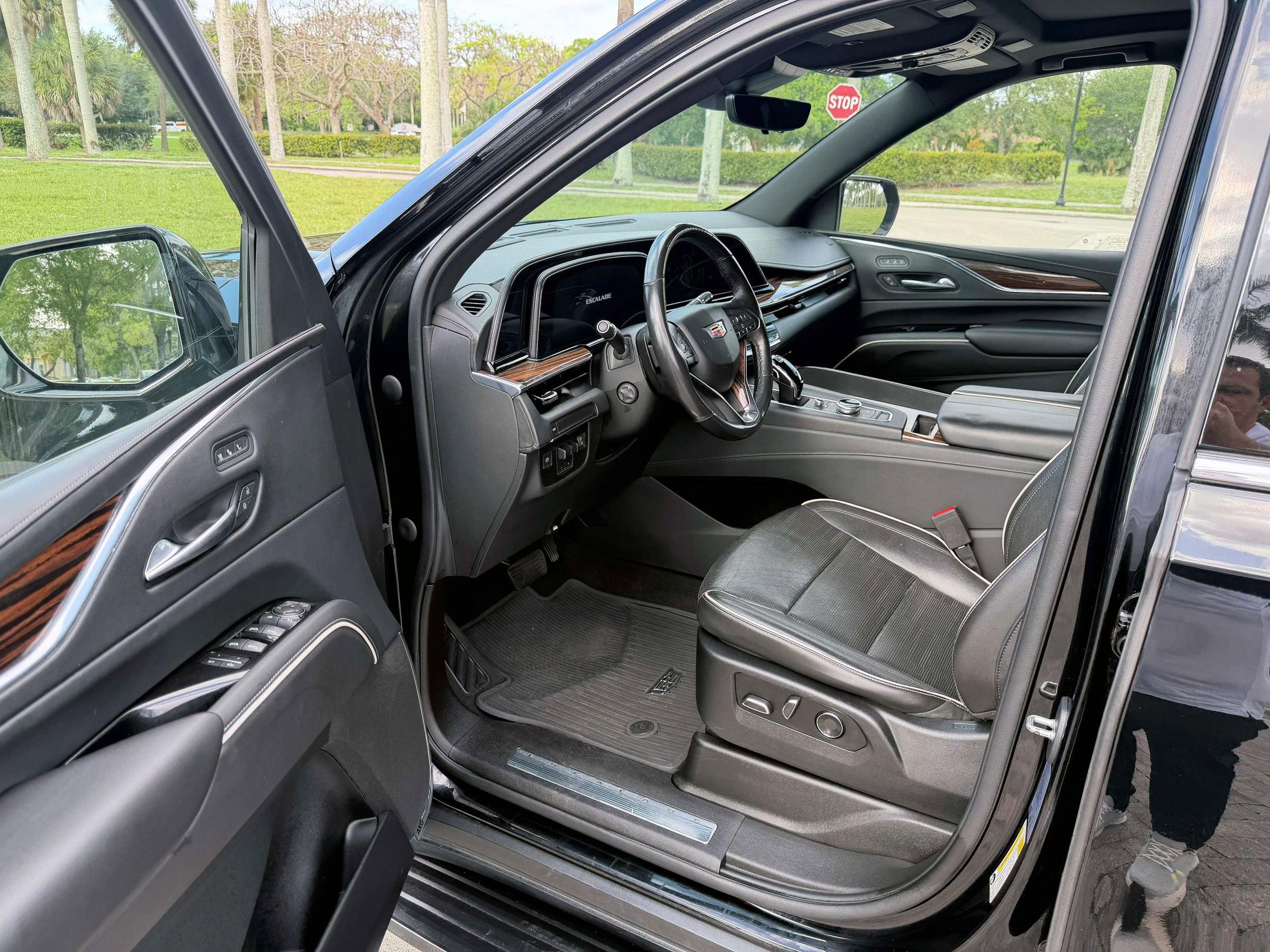 Used 2021 Cadillac Escalade ESV Premium Luxury w/ Performance Package RWD image 4