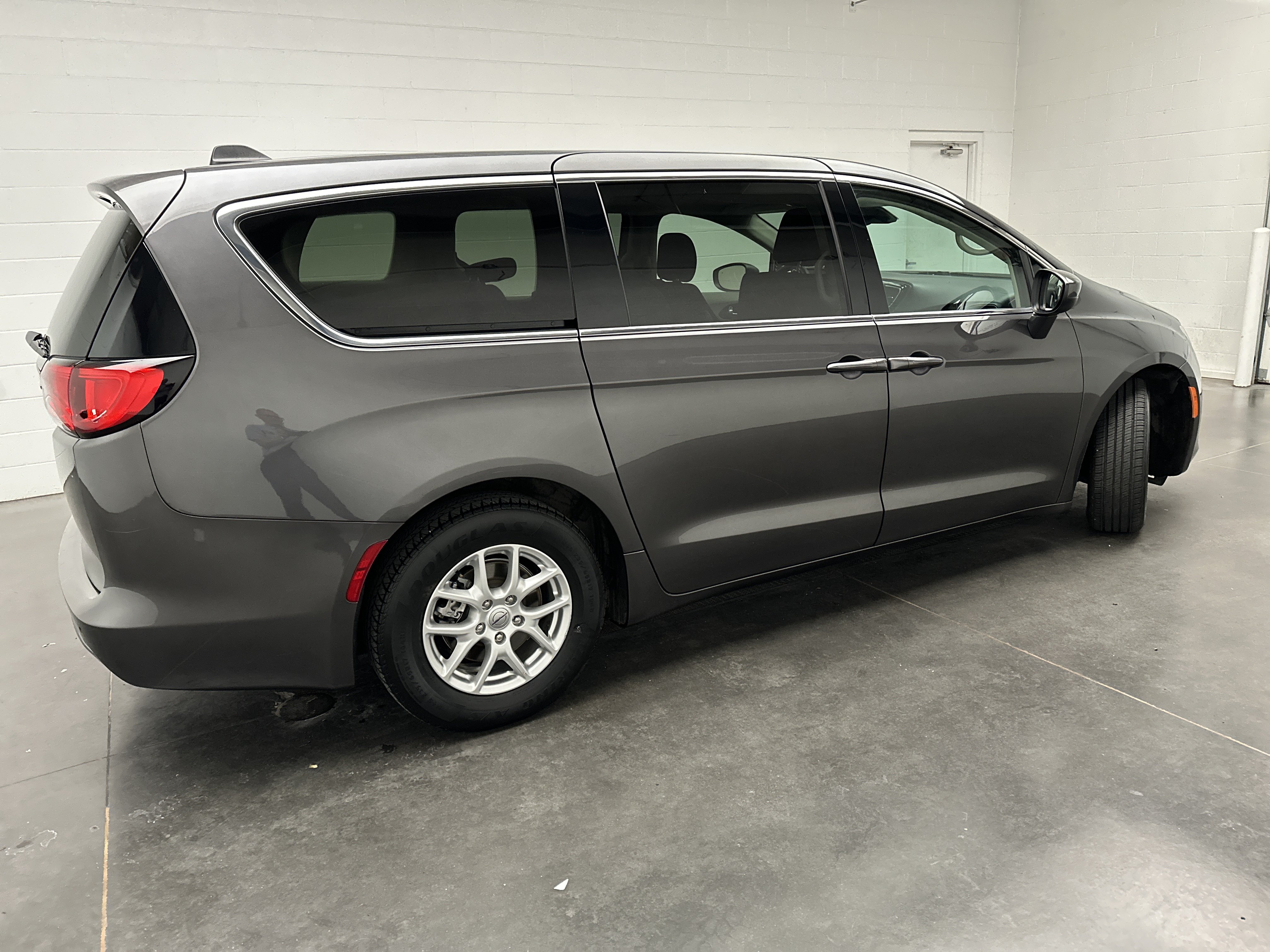 Used 2021 Chrysler Voyager LX FWD image 9