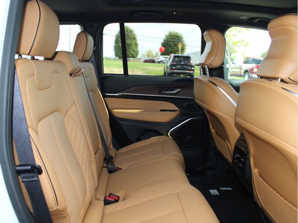 New 2025 Jeep Grand Cherokee Summit image 30