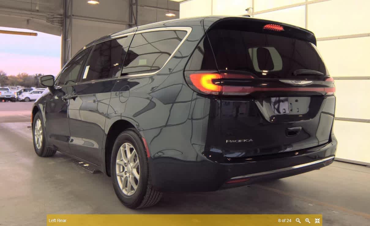 Used 2025 Chrysler Pacifica Select image 8