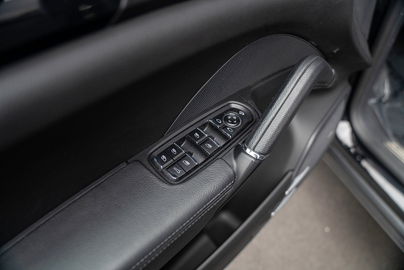 Used 2017 Porsche Cayenne S image 18