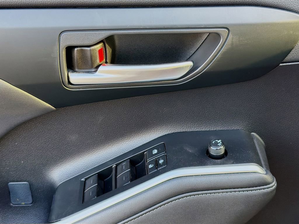 Used 2023 Toyota Highlander XLE FWD image 25