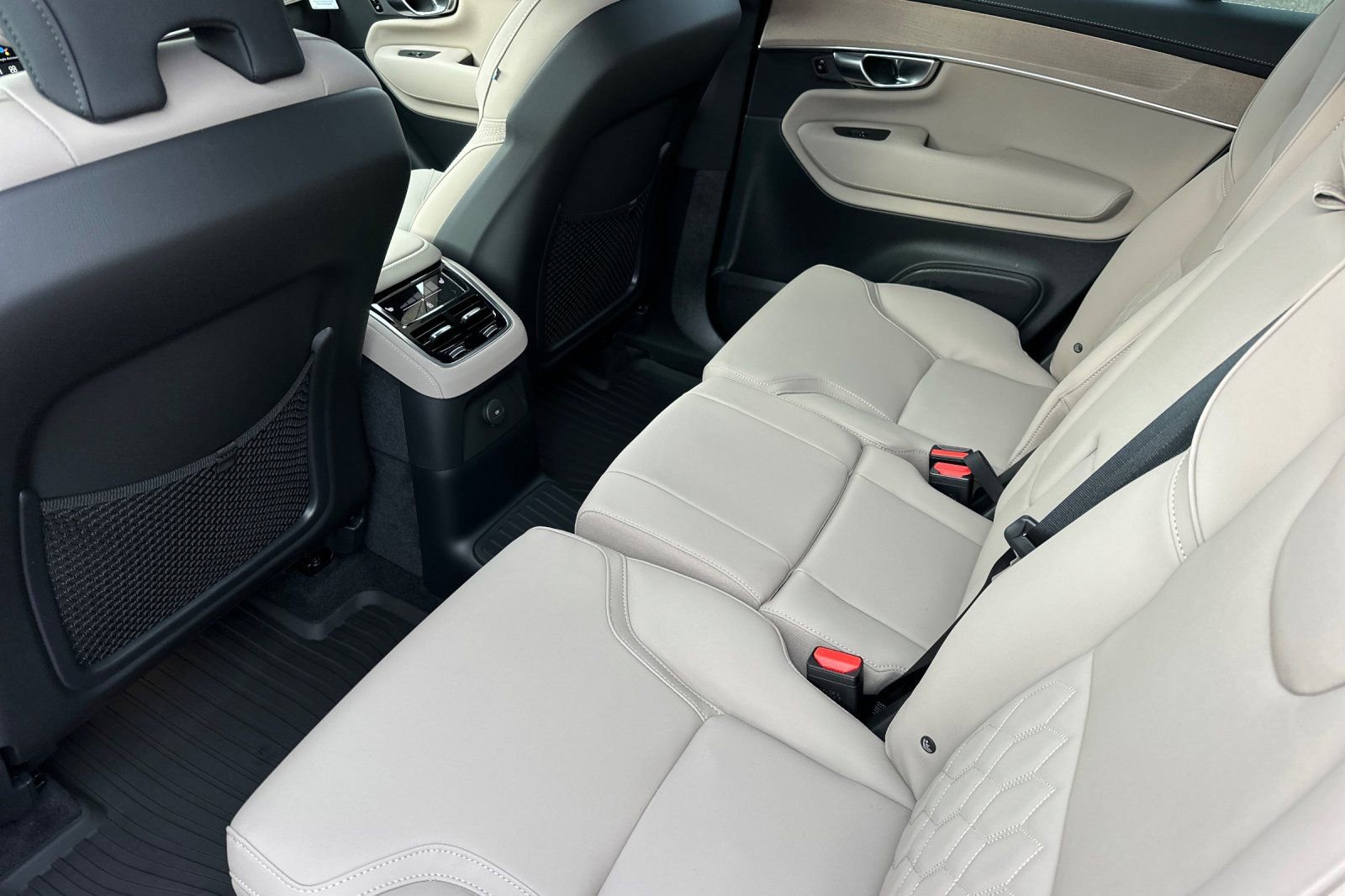 New 2026 Volvo XC90 T8 Plus w/ Protection Package Premier image 11