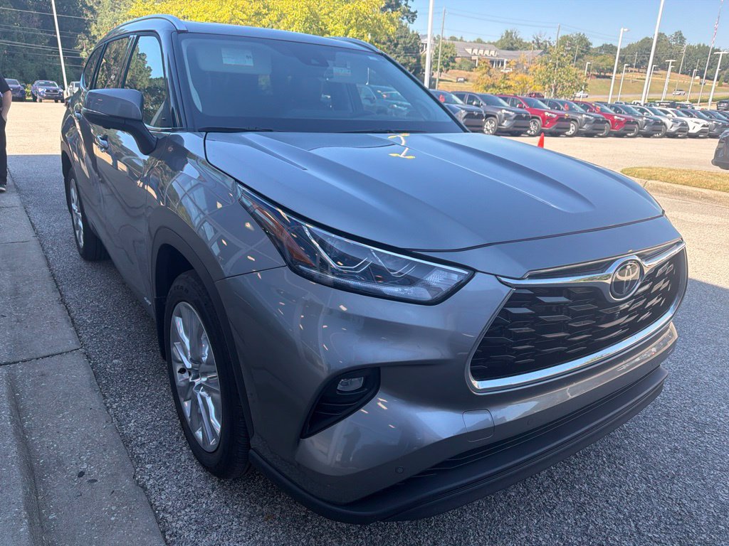 Used 2026 Toyota Highlander Limited AWD/4WD image 4
